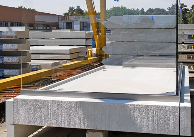 De balkons, sandwich borstweringen en kaderelementen worden aan de zichtzijde uitgevoerd in esthetisch beton.