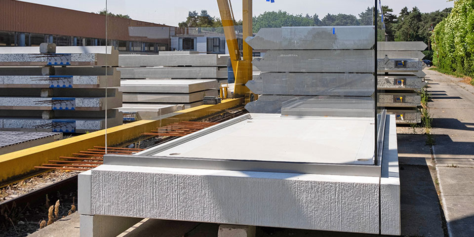 De balkons, sandwich borstweringen en kaderelementen worden aan de zichtzijde uitgevoerd in esthetisch beton.