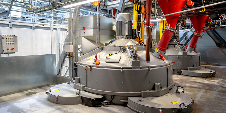 Ham Betonfabriek | Specialist ontwikkelt automatisch gestuurde turnkey menginstallatie met kubelbanen naar de productie