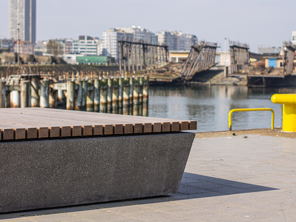 Architectonische betonnen zitbanken versterken grootstedelijke uitstraling Baelskaai in Oostende
