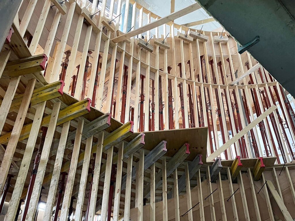 Ter plaatse storten van zwevende trappen: Nederlandse hotelketen gaat voor Belgisch maatwerk in beton