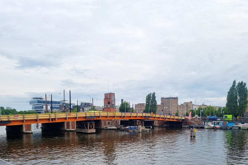 Renovatie Berlagebrug Amsterdam: Tijdelijke brug met bajonetsluiting onder de bodem