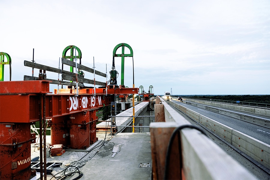 Demontage liggers Huntebrücke gaat decimeter voor decimeter